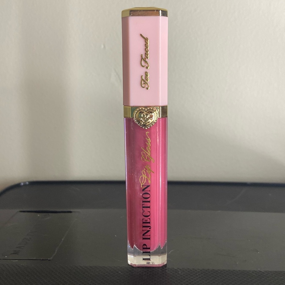 The two-faced lip injection lip, gloss, pink